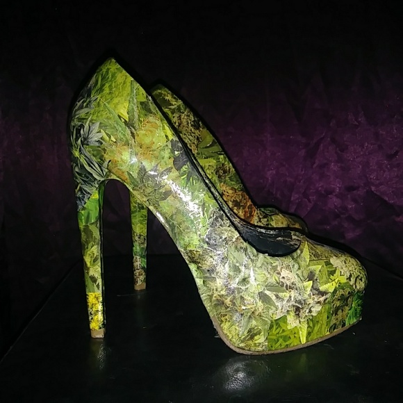 Size 7 420 Heels - Picture 3 of 8